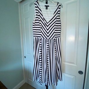 Alfani Size 4 Black and White Sleeveless V-neck multi-striped dress